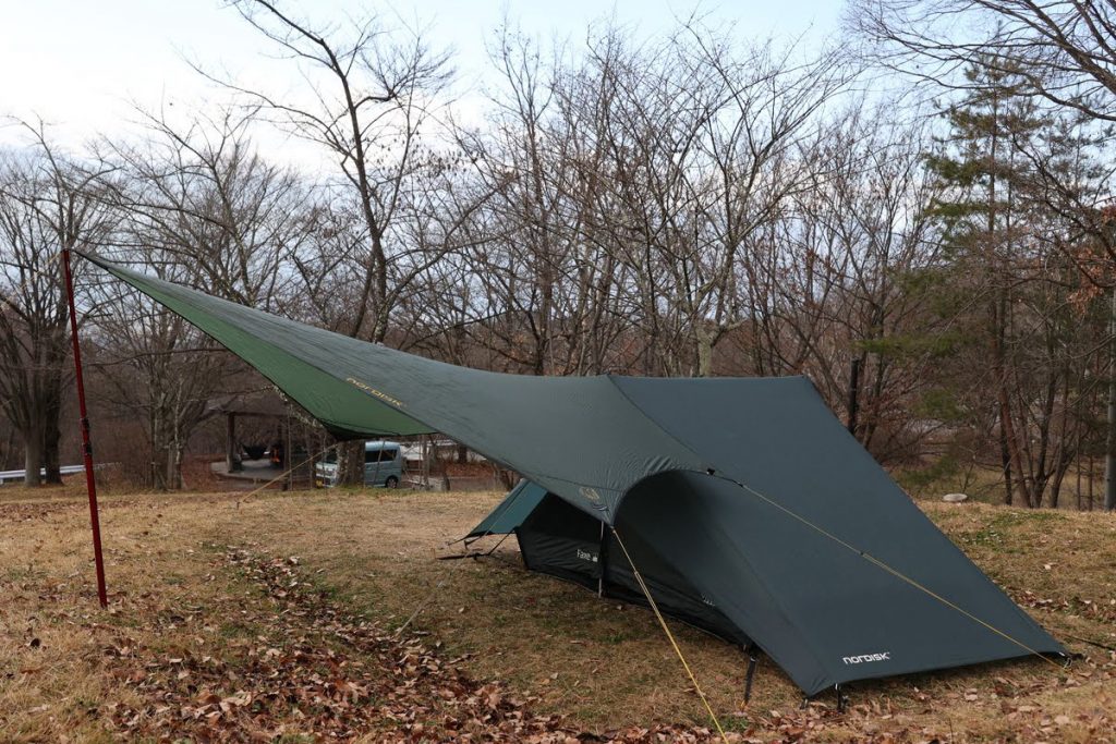 Large hexagonal tents are convenient to use in combination with a tent. Due to their cut and the large number of attachment points, they almost do not sag and cover a large area from the sun and precipitation.
