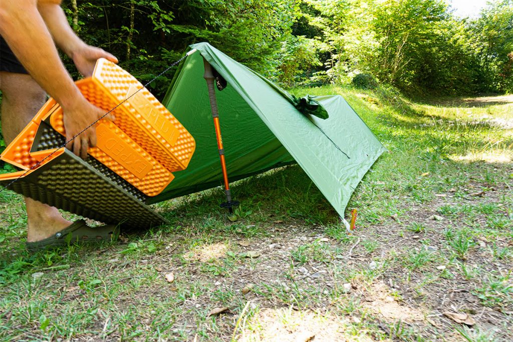 For singles, athletes, and hikers, the tent replaces the tent, so you need to choose the most secure shelter